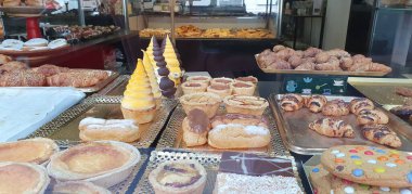 Bilbao, Bask Ülkesi, İspanya, Haziran, 24, 2020: geleneksel Carolina pastalarıyla Bask Ülkesi 'ndeki tipik Bilbao pastanesi