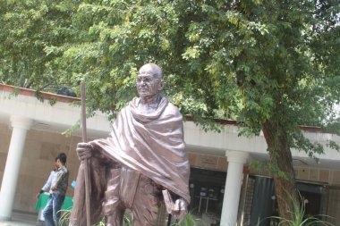 Hindistan Üniversitesi 'nin Kral heykeli.