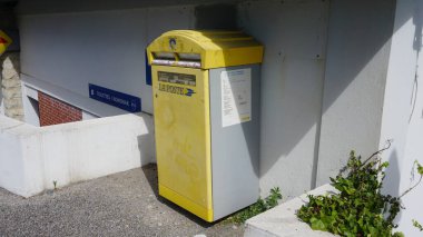 Eski ve beyaz posta kutusu