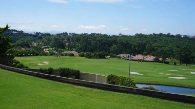 Parkta golf sahası olan golf sahası.