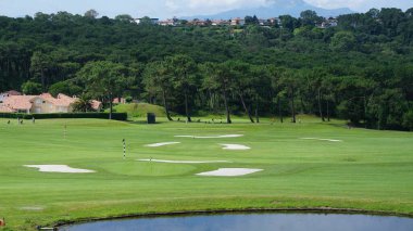 Dağlarda golf sahası