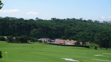 Dağlarda golf sahası