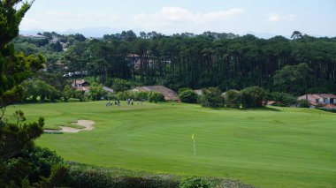 Akdeniz kıyısındaki golf sahasında