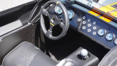 Bir araba motorunun yakın plan görüntüsü.