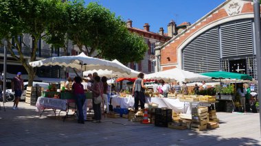 Piyasadaki insanlar.