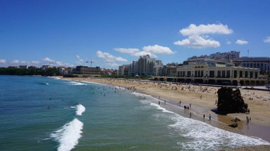 Kuzeydeki deniz kıyısında. 