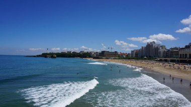 Güneşli bir günde dalgalar ve mavi gökyüzü ile güzel deniz manzarası