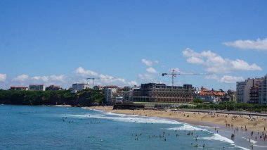 Mavi deniz ile güzel bir plaj