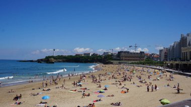 Deniz kıyısındaki insanlar