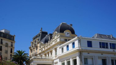 Binanın arka planındaki en ünlü şehirlerin şehri. Eyalet merkezindeki.