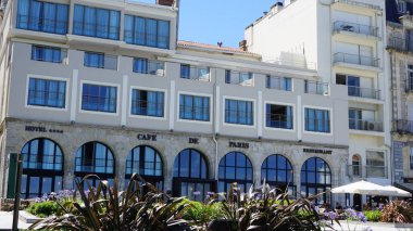 Sokaklara ve binalara bakın.