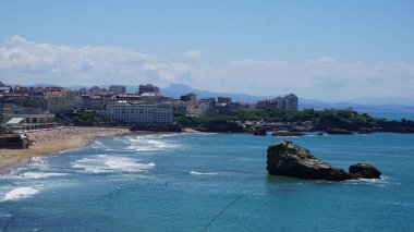 Akdeniz kıyısının güzel manzarası İspanya 'da şehirle birlikte