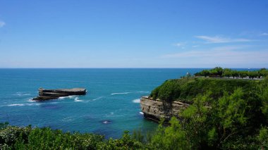 Yazın, Asurlar adasındaki kumsal..