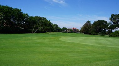 Avustralya 'daki golf kortunda. Konsept yeşil çimlere ve ağaçlara yerleştirilmişti..