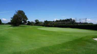 İspanya 'da yazın yeşil çimenli golf sahası