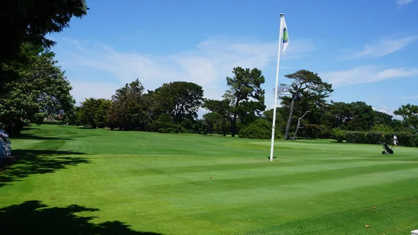 Golf Sahası içinde güneşli gün