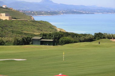 Dağlarda golf sahası