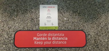 Bilbao, Bask Ülkesi, İspanya, 11 Ağustos 2020: Koronavirüs Covid 19 Ağustos 2020 'de önleme tedbirleri hakkında poster uyarısı