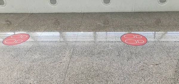 Pegada Vermelha Adesivos Chão Para Manter Distância Aeroporto Devido Coronavírus — Fotografia de Stock