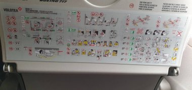 Bilbao, Bask Ülkesi, İspanya, 28 Temmuz 2020: bir Volotea uçağının acil durum talimatları