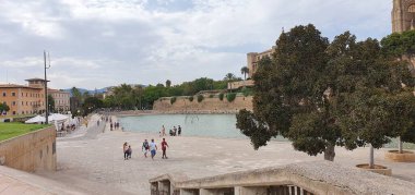 Palma de Mallorca, İspanya, 11 Ağustos 2020: Palma de Mallorca Katedrali önünde Covid 19 maskeli turistler
