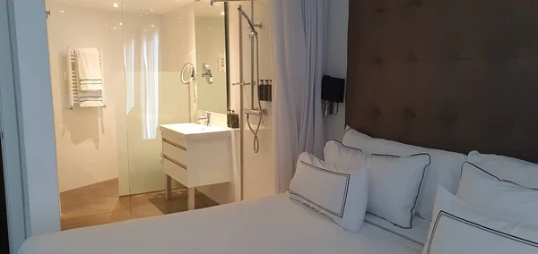 Palma de Mallorca, İspanya, 11 Ağustos 2020: birleşik banyosu olan modern otel odası
