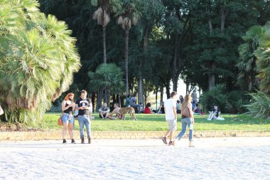 Madrid, İspanya, 16 Ağustos 2020: Bir pazar öğleden sonra Madrid 'de bir parkta eğlenen bir grup genç - 19.