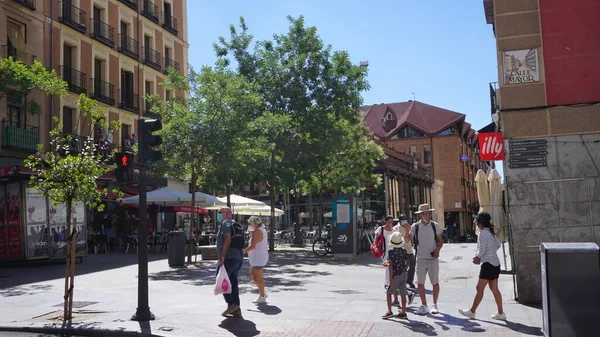 Madrid Spania August 2020 Turiștii Măști Lângă Piața San Miguel — Fotografie, imagine de stoc