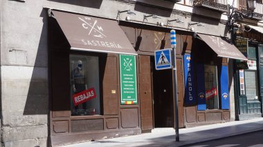 Madrid, İspanya, 17 Ağustos 2020: Madrid 'in eski bölümündeki eski terzi dükkanı