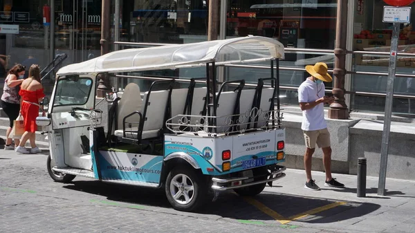 Madrid Espagne Août 2020 Tuktuk Électrique Pour Touristes Près Marché — Photo