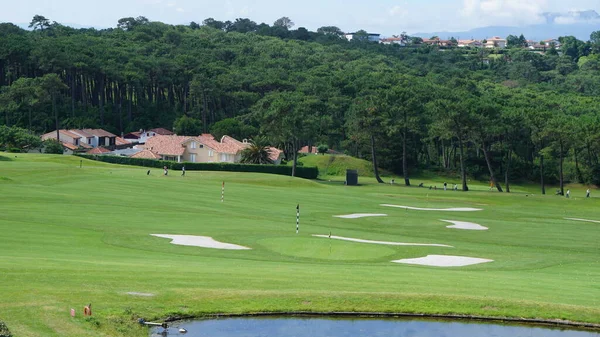 Aquitaine, Fransa, 27 Haziran 2020: Aquitaine Fransa 'da golf sahası güneşli bir gün