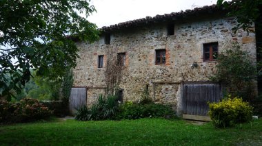 Urkiola, Pais Vasco, İspanya, 28 Ağustos 2020: Bask Bölgesi 'ndeki eski bir çiftlik evinin taş cephesi