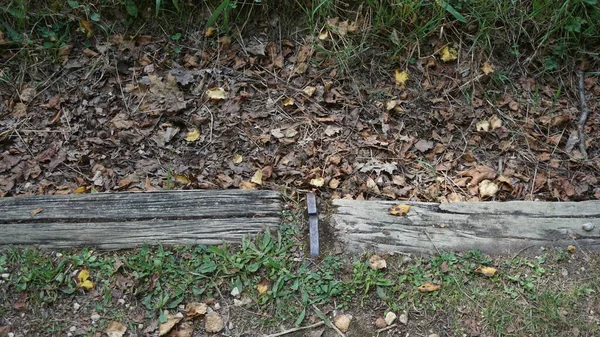 Drewniane Podkłady Zapinane Metalowymi Zszywkami Aby Oznakować Polną Drogę — Zdjęcie stockowe