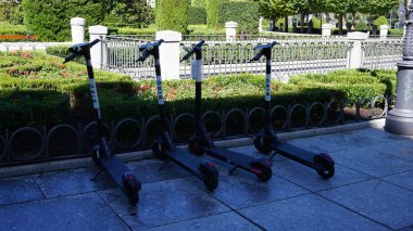 Madrid, İspanya, 27 Ağustos 2020: Madrid 'de kiralık elektrikli scooterlar