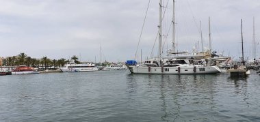Palma de Mallorca, Balear Adaları, İspanya, Ağustos, 11, 2020: Palma 'nın yanındaki limanda demirlemiş tekneler