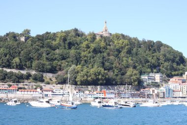 Donostia San Sebastian, Pais Vasco, 25 Ağustos 2020: Donostia Körfezi 'nden Urgul Dağı manzarası
