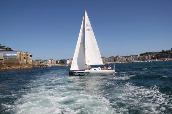 Donostia San Sebastian Kraj Basków Sierpień 2020 Biały Żagiel Pływający — Zdjęcie stockowe
