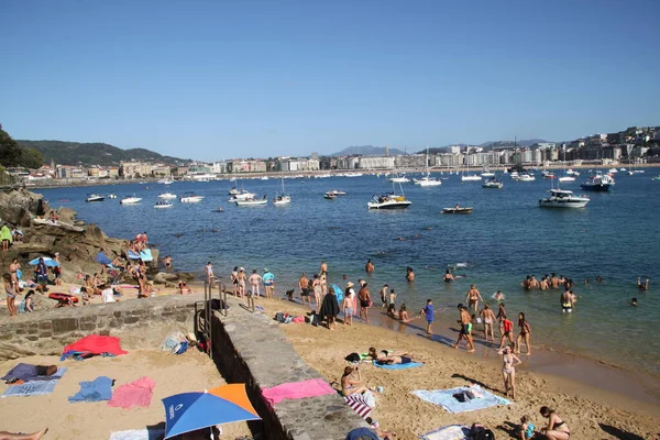 Donostia San Sebastian, Pais Vasco, 25 Ağustos 2020: Donostia Körfezi 'nin arka planında adanın kumsalında yıkanır.