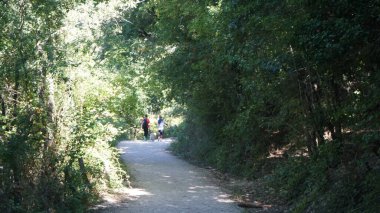 Urbasa, Navarra, 2 Eylül 2020: Navarra 'daki Urbasa doğal parkındaki Urederra' nın kaynağına giden bir patikada yürüyüş yapanlar.