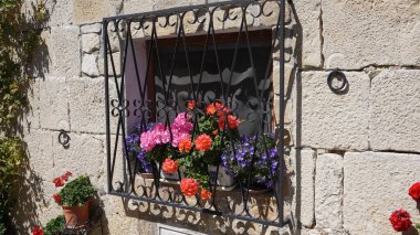 Urbasa, Navarra, İspanya, 2 Eylül 2020: Navarra 'daki Urbasa doğal parkındaki Nacedero del Urederra' ya giden Baquedano kasabasındaki kırsal manzaralar.