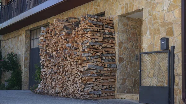 ナバラのウルバサの寒い冬のために準備された乾燥した薪の山 — ストック写真