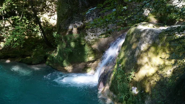Cascada Piscina Agua Azul Turquesa Fuente Urederra Parque Natural Urbasa —  Fotos de Stock