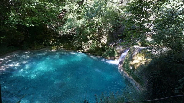 Waterval Zwembad Van Turquoise Blauw Water Aan Bron Van Urederra — Stockfoto