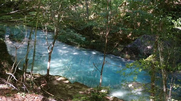 Wasserbecken Mit Kristallinem Wasser Und Blauem Hintergrund Der Quelle Des — Stockfoto