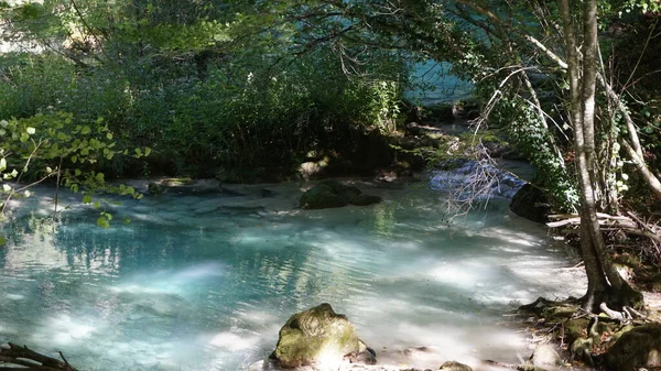 纳瓦拉乌里德拉源头的水晶水和蓝色背景池 — 图库照片