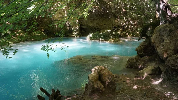 Wasserbecken Mit Kristallinem Wasser Und Blauem Hintergrund Der Quelle Des — Stockfoto