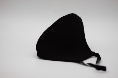 Siyah kumaş maske. Covid 19 'a karşı korumak için.