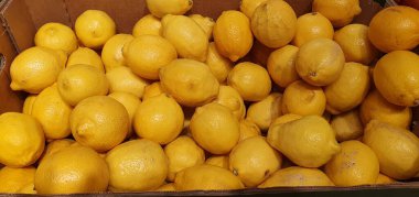 Bask ülkesindeki bir pazarda satılık limonlar