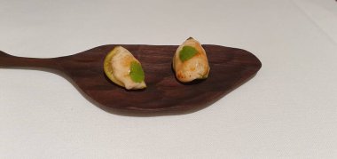 Bask Bölgesi 'nde Donostia San Sebastian' da bir restoranda idiazabal ile incir graten.