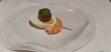 Klasik: ançüez, yumurta, karides ve zeytin. 